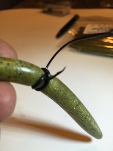 If you prefer your hook to be perpendicular to the bait, use two o-rings overlapping to form an "X". Slip the hook under both o-rings where they intersect.